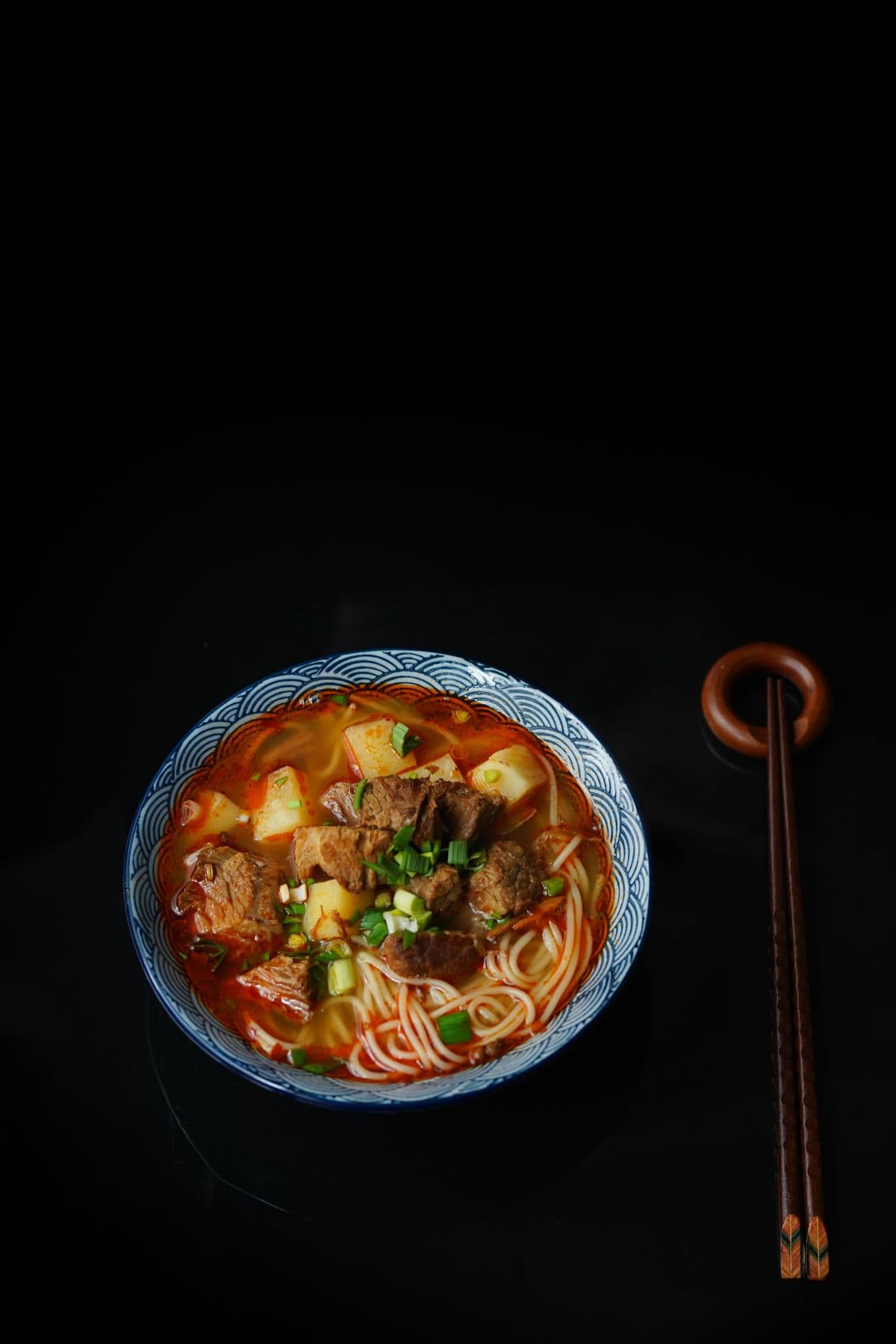 Misa phở na tmavom stole